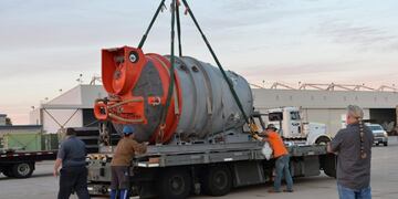 USNORTHCOM\u002E San Diego (United States), 18/11/2017\u002E- A handout photo made available by the US Navy shows the Undersea Rescue Command (URC) based in San Diego, California, USA, 18 November 2017, mobilizing the Submarine Rescue Chamber (SRC) to support their ongoing search for the Argentine navy submarine ARA San Juan in the South Atlantic\u002E The US Navy's URC has transported two rescue assets, the Submarine Rescue Chamber (SRC) and the Pressurized Rescue Module (PRM) equipment, from Marice Corps Air Station Miramar to Comodoro Rivadavia, Argentina on 19 November 2017, to join search and rescue efforts in finding the ARA San Juan submarine that reportedly disappeared some 430km off Argentina's coast with a crew of 44\u002E (Estados Unidos) EFE/EPA/US NAVY/MC1 RONALD GUTRIDGE HANDOUT HANDOUT EDITORIAL USE ONLY/NO SALES