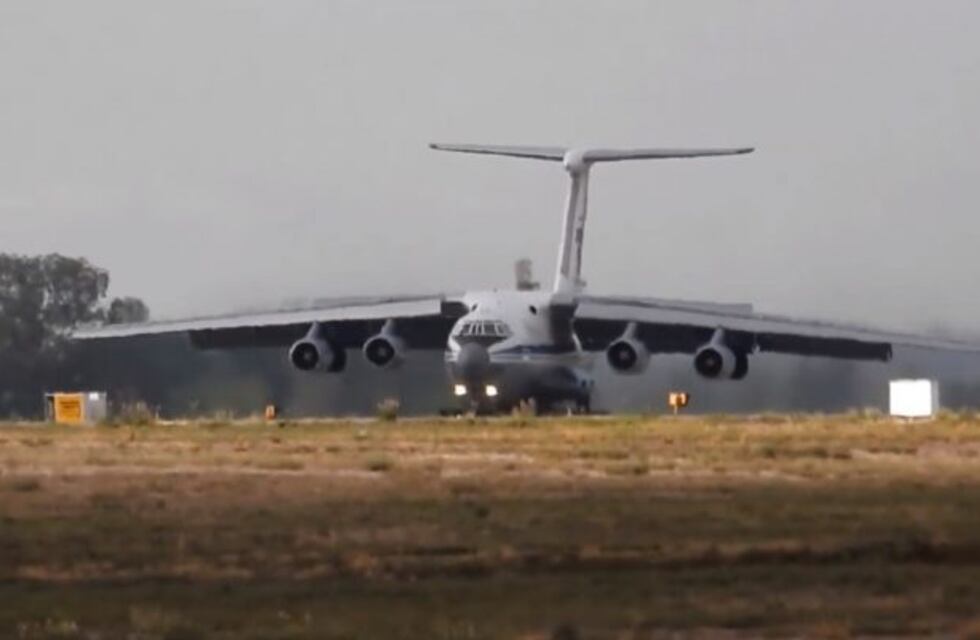 Impactante aterrizaje del enorme avión ruso en Mendoza