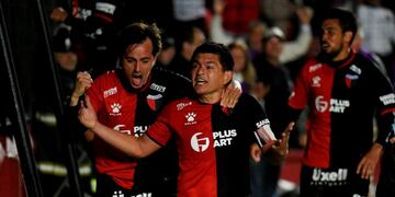 Argentina's Colon de Santa Fe Luis Rodriguez (C) celebrates after scoring against Brazil's Atletico Mineiro during their Copa Sudamericana semi-final first leg football match at the Brigadier General Estanislao Lopez stadium in Santa Fe, some 470 km north of Buenos Aires, on September 19, 2019\u002E (Photo by MARCELO MANERA / AFP)