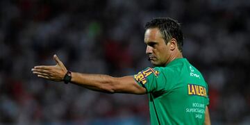 Argentina's referee Patricio Lousteau gestures during the Supercopa Argentina 2018 final football match between Boca Juniors and River Plate at Malvinas Argentinas stadium in Mendoza, Argentina, on March 14, 2018\u002E / AFP PHOTO / Andres Larrovere mendoza patricio lousteau futbol supercopa argentina futbol futbolistas river plate boca juniors