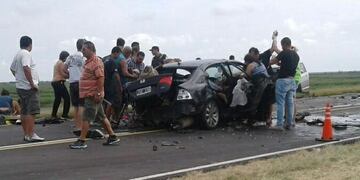 Choque frontal con saldo fatal en el puente Rosario-Victoria\u002E (@LQESPERABAS)