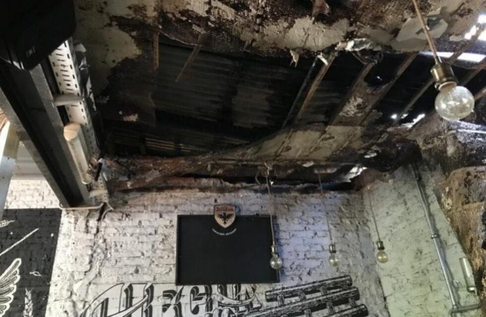 El incendio en el tiraje de una parrilla se expandió al techo de una cervecería lindera y la destrozó