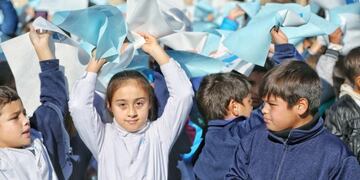 Los niños fueron convocados para copar el Patio Cívico este martes\u002E (@gobsantafe)