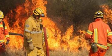 Bomberos de Arroyito luchando en la Sierra de córdoba
