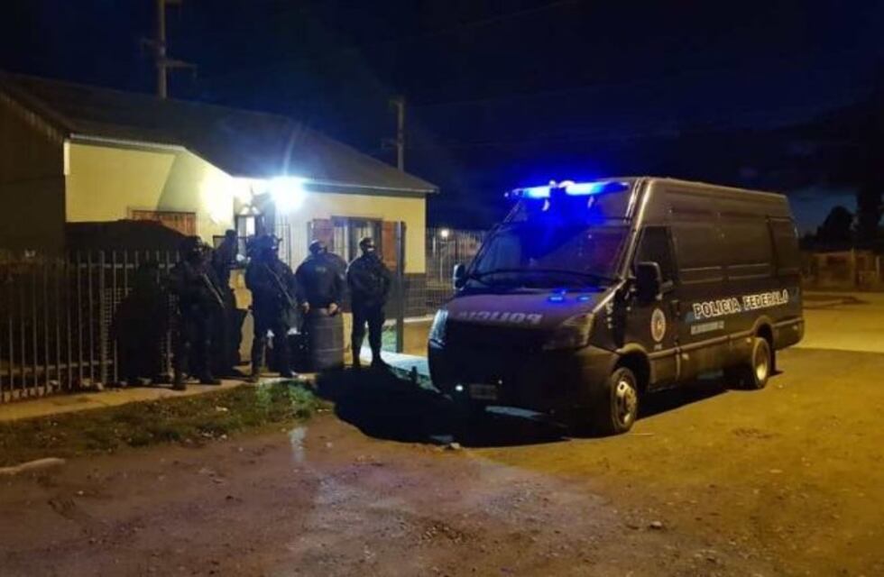 Seis detenidos y 10 armas secuestradas en cinco allanamientos en Bariloche