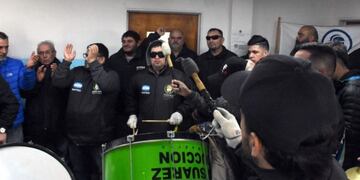 Sindicalista de la UOCRA coparon una comisaría en Puerto Madryn\u002E Foto: Clarín\u002E