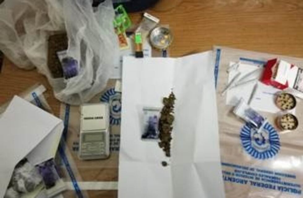 Detienen a cuatro personas que portaban marihuana y cocaína fraccionada