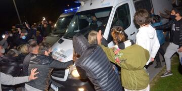 Vecinos de Lázaro Báez intentando impedir su ingreso al country\u002E (Foto: Clarín)