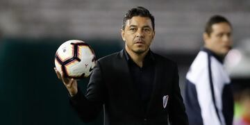 AME2871\u002E BUENOS AIRES (ARGENTINA), 21/19/2019\u002E- Fotografía de archivo del 11 de abril de 2019 que muestra al técnico de River Plate, Marcelo Gallardo, durante un partido de la Copa Libertadores 2019 disputado entre el River Plate y Alianza Lima, en el estadio Monumental en Buenos Aires (Argentina)\u002E El entrenador Marcelo Gallardo sedujo a los hinchas de River Plate con títulos y un juego ofensivo, vistoso y efectivo\u002E EFE/Juan Ignacio Roncoroni/ARCHIVO