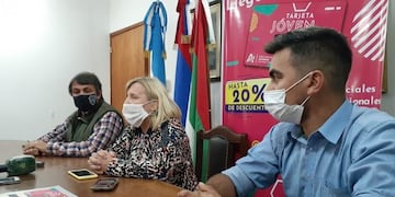 La intendenta María Eugenia Safrán lanzó la nueva tarjeta que ofrece descuentos en la ciudad de Apóstoles\u002E )Twitter)