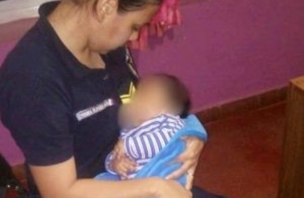 Una policía amamantó al bebé a quien su mamá no quería alimentar