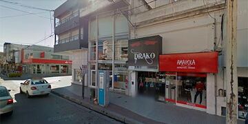 La mujer fue agredida a cuchillazos por su expareja en pleno centro de Villa María\u002E