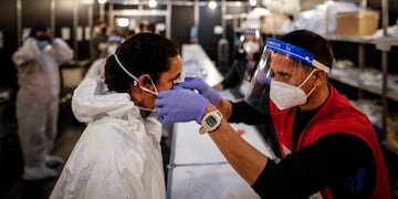 ACOMPAÑA CRÓNICA: ARGENTINA CORONAVIRUS AME1022\u002E BUENOS AIRES (ARGENTINA), 28/08/2020\u002E- Profesionales sanitarios se preparan para trabajar en El Parque Tecnópolis, el 25 de agosto de 2020 en la provincia de Buenos Aires (Argentina)\u002E El Parque Tecnópolis nació en 2011 como sede de \