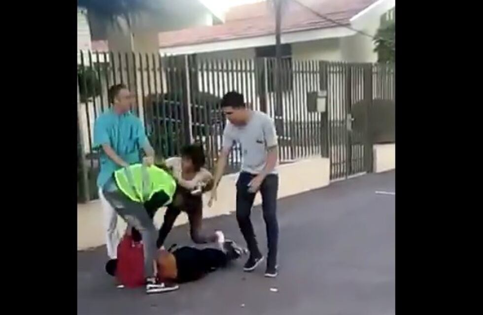 Brutal pelea de trapitos en el macrocentro