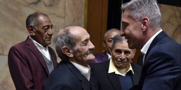 Arcioni recibió un grupo de abuelos que lo visitó de sorpresa\u002E