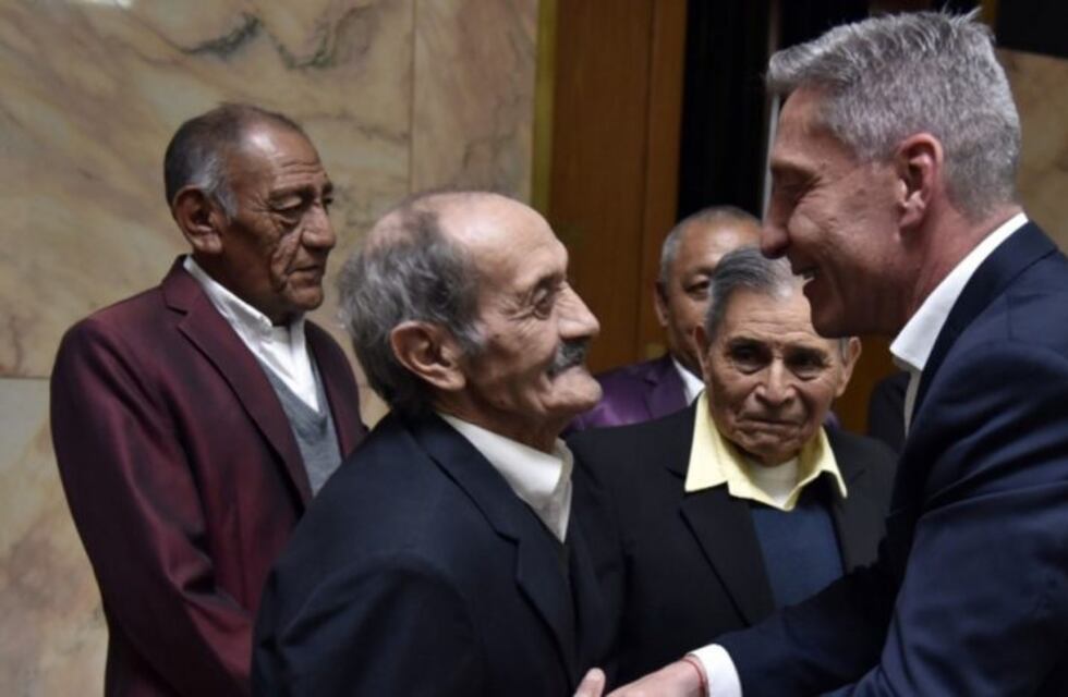 Un grupo de abuelos realizó una visita sorpresa al gobernador