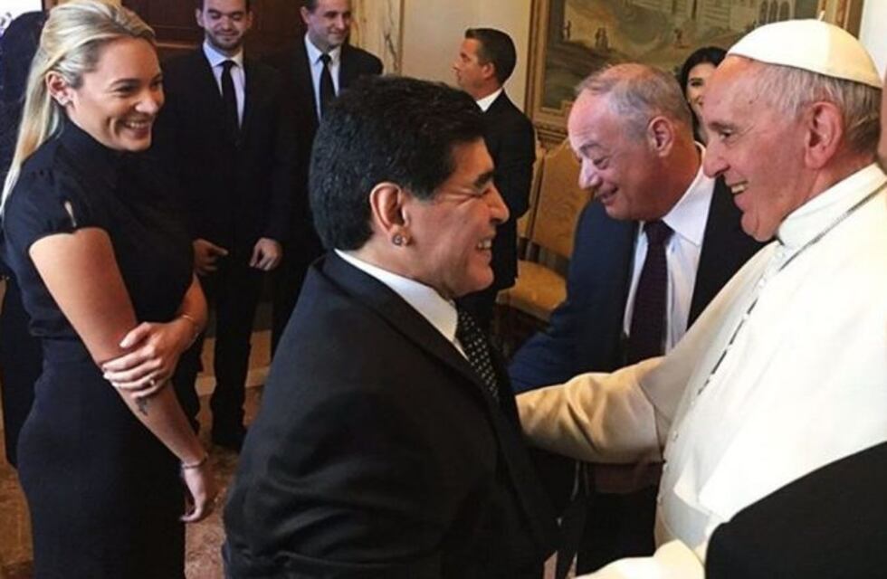El Papa Francisco le mandó un rosario bendecido a la familia de Diego Maradona