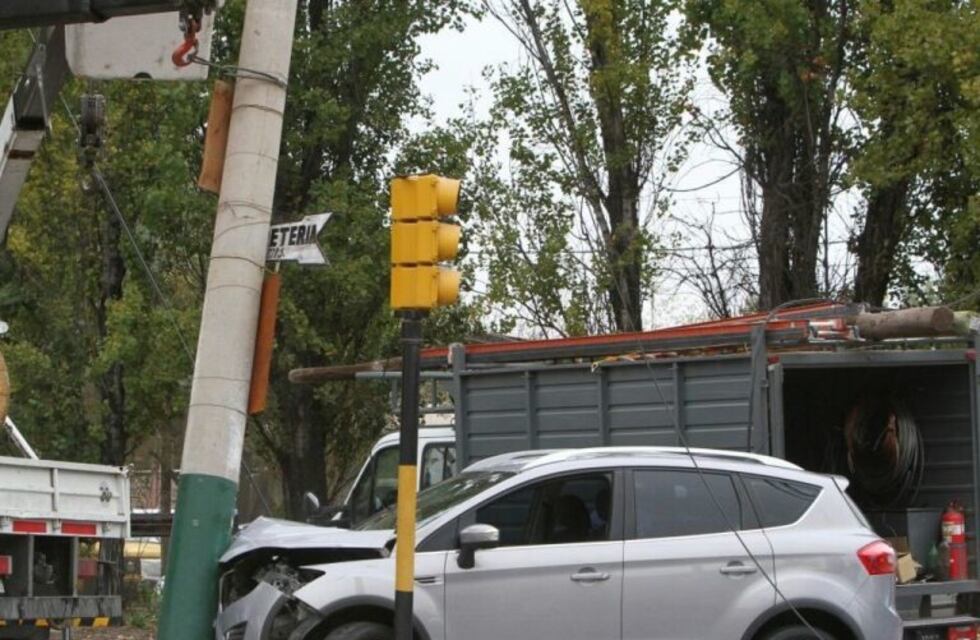 Chocó contra una columna y se salvó de milagro