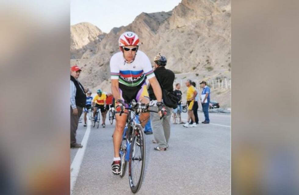 Una camioneta atropelló en la ruta a un reconocido ciclista piquense