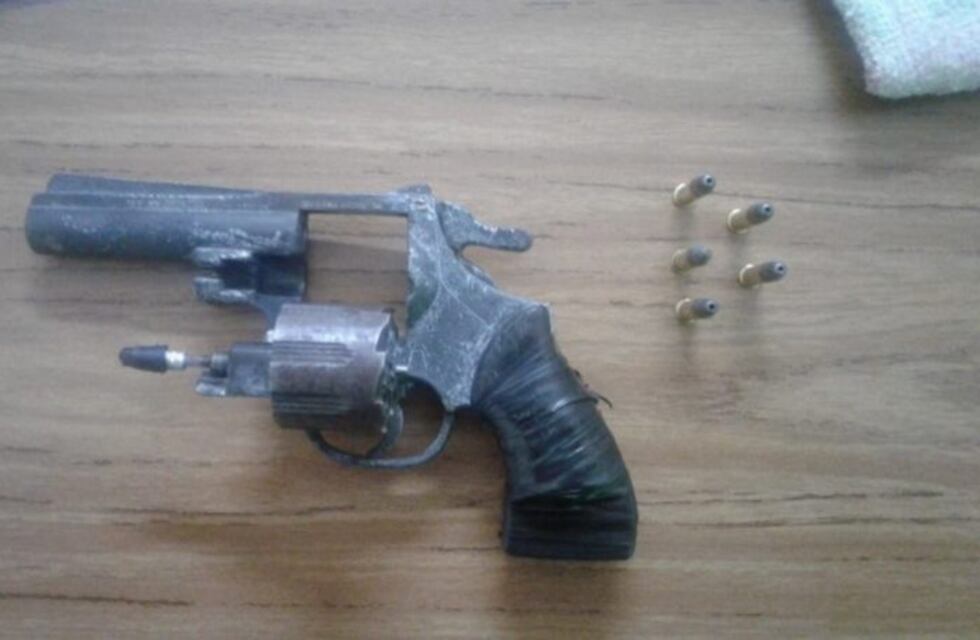 Se reunió con sus amigos y terminó detenido por portar un arma