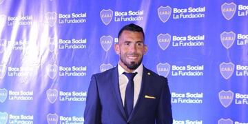 Carlitos Tevez sorprendió con su peculiar calzado en la cena solidaria de Boca\u002E