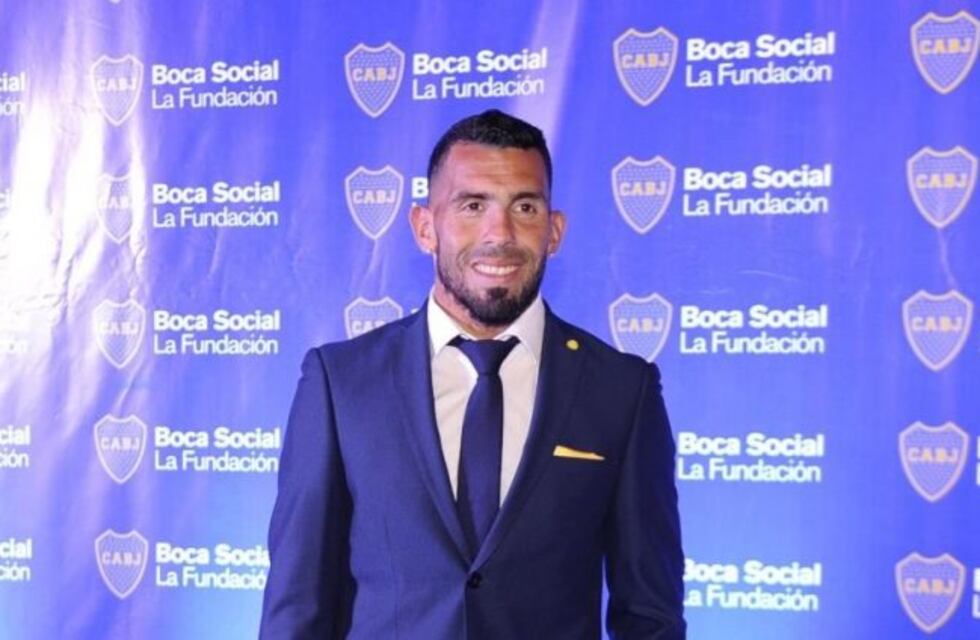 Los llamativos zapatos de Carlos Tevez dieron la nota en la cena solidaria de Boca