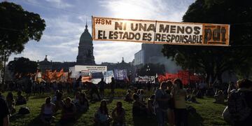 General view of Dos Congresos square during the demonstration marking the International Women's Day in Buenos Aires on March 8, 2018\u002E / AFP PHOTO / JUAN MABROMATA