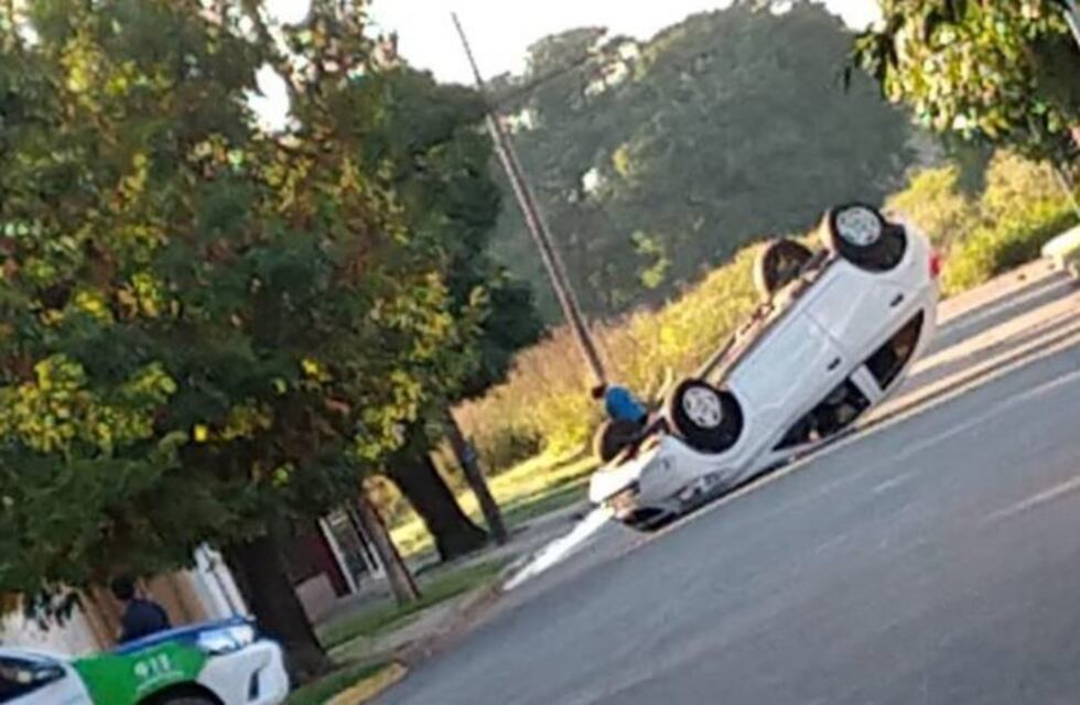 Se salvó de milagro: perdió el control y terminó con el auto dado vuelta