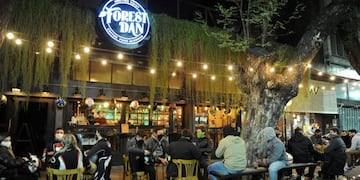 Con mesas al aire libre, reabrieron bares y restaurantes en el partido bonaerense de San Isidro\u002E (Clarín)