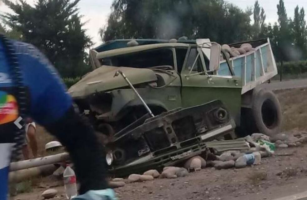 Impactante accidente en Acceso Sur mendocino: un camión chocó contra un poste luz