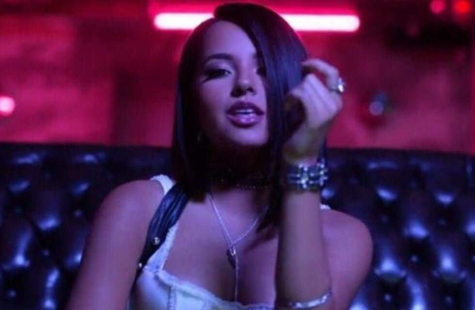 Así suena "Menores", la parodia bizarra del tema de Becky G