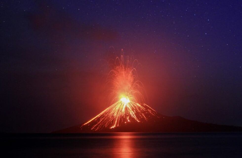 Indonesia: la erupción de un volcán provocó un tsunami y dejó 373 muertos y 1.400 heridos