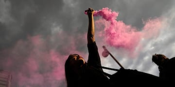 GRAF806\u002E CIUDAD DE MÉXICO, 04/03/2020\u002E- Fotografía del pasado 16 de agosto de 2019 que muestra una protesta en contra de abusos sexuales por parte de cuerpos policiales en Ciudad de México\u002E El próximo domingo 8 de marzo se celebra el Día Internacional de la Mujer para visibiliar la gravedad de un problema que ha dejado en España 1\u002E102 mujeres asesinadas en la última década y 1\u002E010 muertes en México en 2019\u002E EFE/Sáshenka Gutiérrez