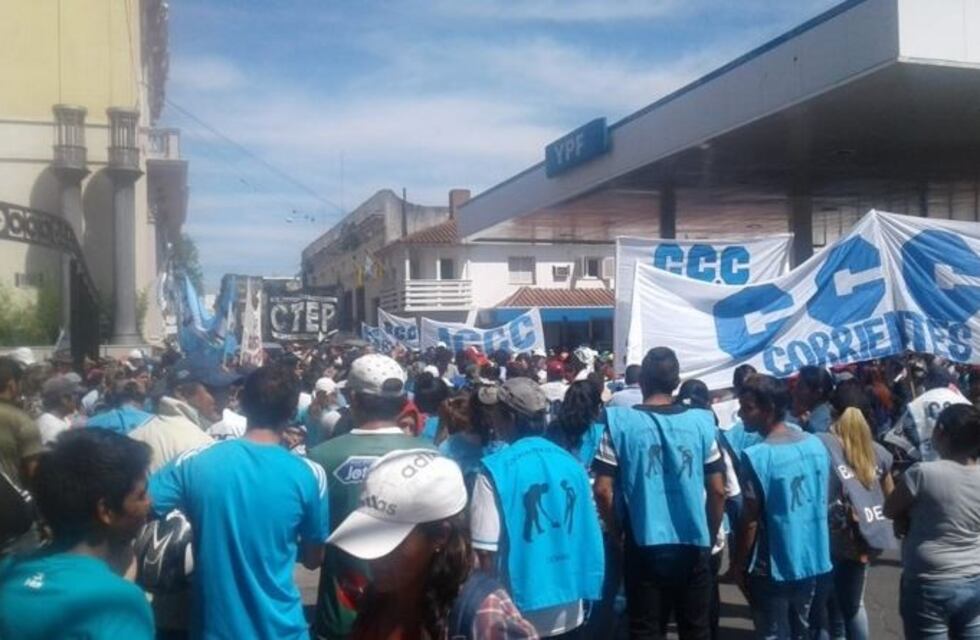 Tensión en la Municipalidad de Corrientes durante una manifestación