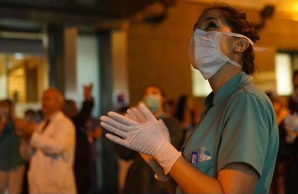 Masivo aplauso en las calles porteñas en reconocimiento de los profesionales de la salud