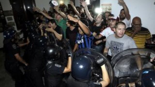 DYN28, BUENOS AIRES 26/12/2016,VECINOS DEL BARRIO PORTEu00d1O DE FLORES INGRESARON ESTA NOCHE POR LA FUERZA A LA COMISARu00cdA 38 PARA RECLAMAR JUSTICIA POR LA MUERTE DE BRIAN, EL CHICO BALEADO EL Su00c1BADO PASADO POR MOTOCHORROS.FOTO:DYN/ALBERTO RAGGIO.