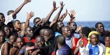 CRI18 MAR MEDITERRu00c1NEO 20/10/2016.- Fotografu00eda cedida hoy, 20 de octubre de 2016, por la Crus Roja Italiana (CRI), que muestra una operaciu00f3n de rescate de inmigrantes en el Mar Mediterru00e1neo. Equipos de la Cruz Roja Italiana y del Malta Migrants Offshore Aid Station (MOAS) anunciaron el salvamento de 434 personas en tres operaciones diferentes, embarcados en el buque