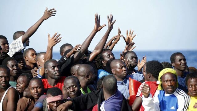 CRI18 MAR MEDITERRu00c1NEO 20/10/2016.- Fotografu00eda cedida hoy, 20 de octubre de 2016, por la Crus Roja Italiana (CRI), que muestra una operaciu00f3n de rescate de inmigrantes en el Mar Mediterru00e1neo. Equipos de la Cruz Roja Italiana y del Malta Migrants Offshore Aid Station (MOAS) anunciaron el salvamento de 434 personas en tres operaciones diferentes, embarcados en el buque