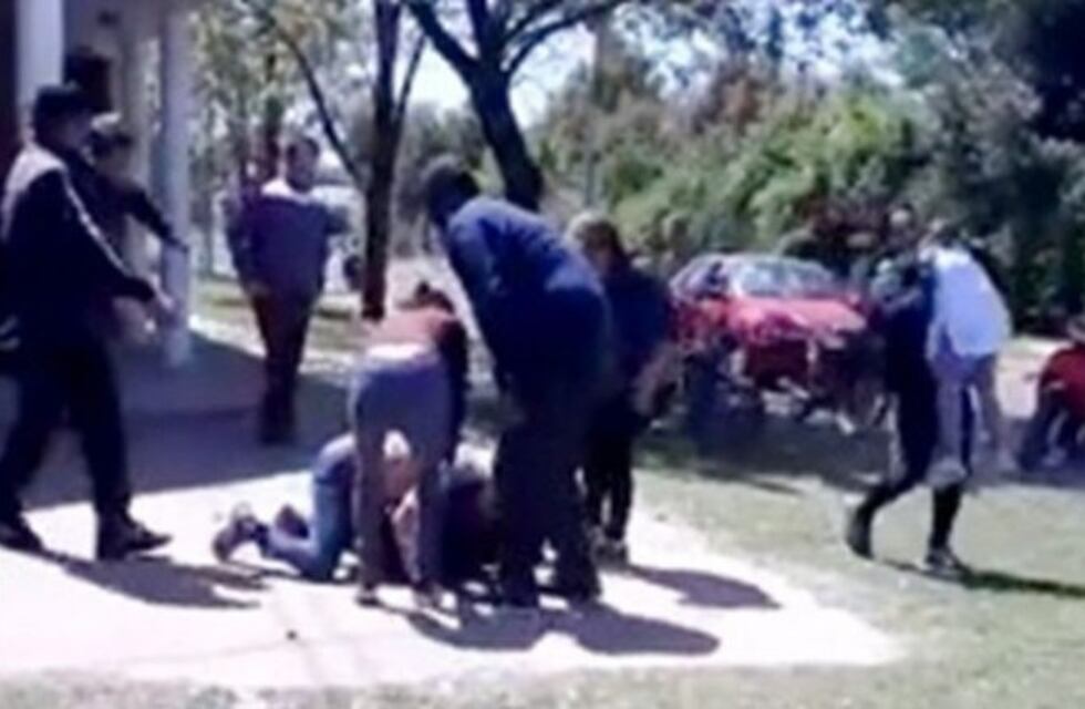 Dos mamás discutieron y terminaron a las piñas en la puerta del jardín