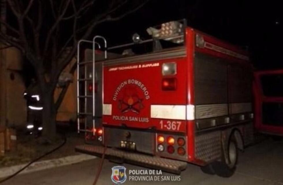 Daños materiales entre ellos un auto en un incendio en una vivienda de San Luis