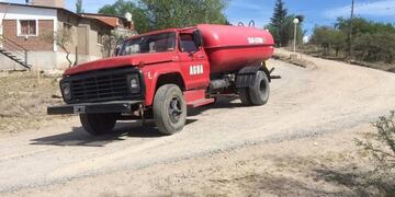 Camión cisterna equipado para combatir incipientes incendios en la localidad vecina de Villa Parque Síquiman\u002E (Foto: Club de Leones Punilla Centro)\u002E