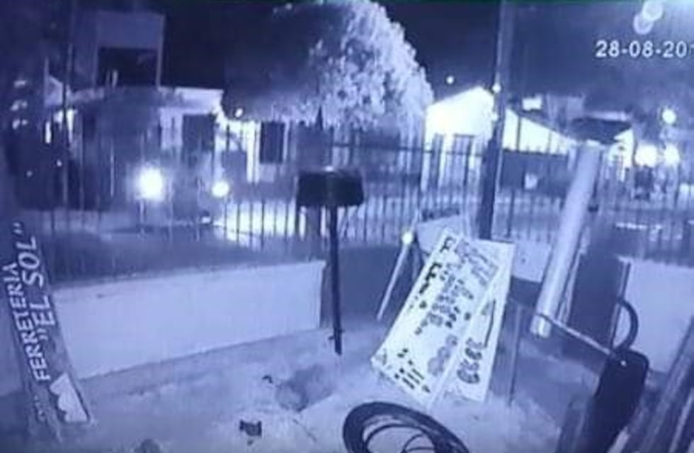 Carlos Paz: "motochorros" le robaron a dos jóvenes y las imágenes quedaron registradas