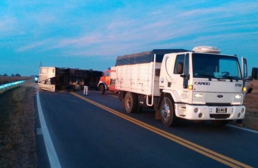 Un camión volcó cerca de Totoras y quedó recostado en medio de la calzada