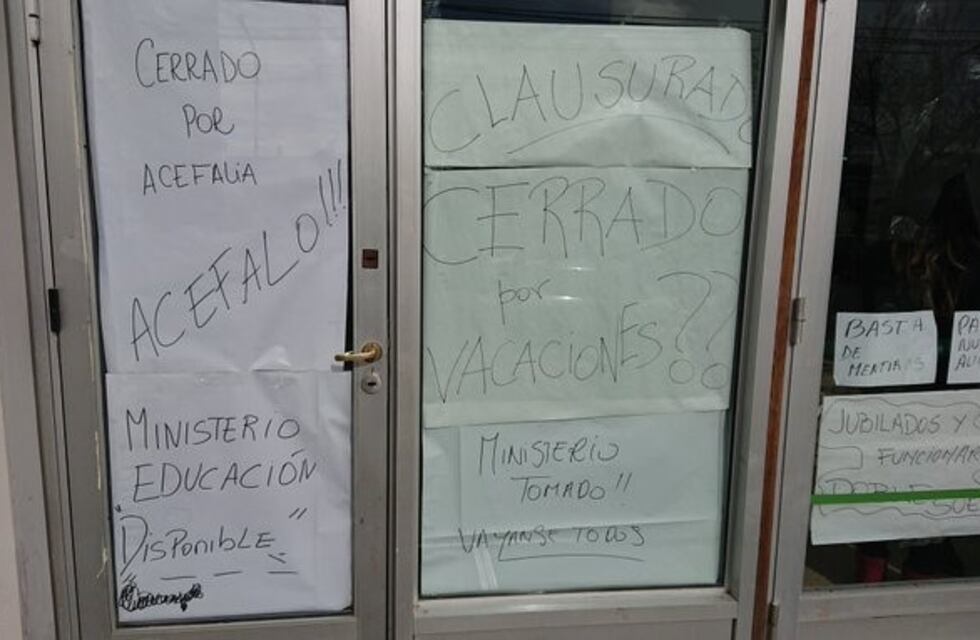 Docentes y auxiliares tomaron el Ministerio de Educación del Chubut
