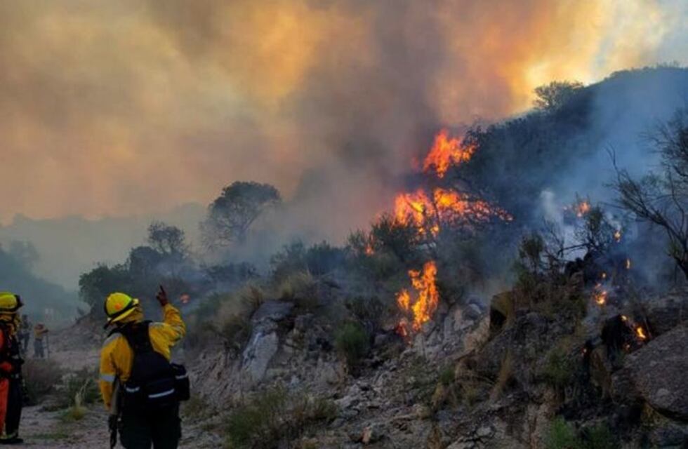 Controlan el fuego en Potrero de los Funes y ahora lo combaten en el Camino al Mirador