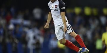 Argentina's San Lorenzo Fernando Belluschi celebrates his goal against Ecuador's Emelec during their 2017 Copa Libertadores football match at George Capwell stadium in Guayaquil, Ecuador, on July 6, 2017\u002E / AFP PHOTO / RODRIGO BUENDIA