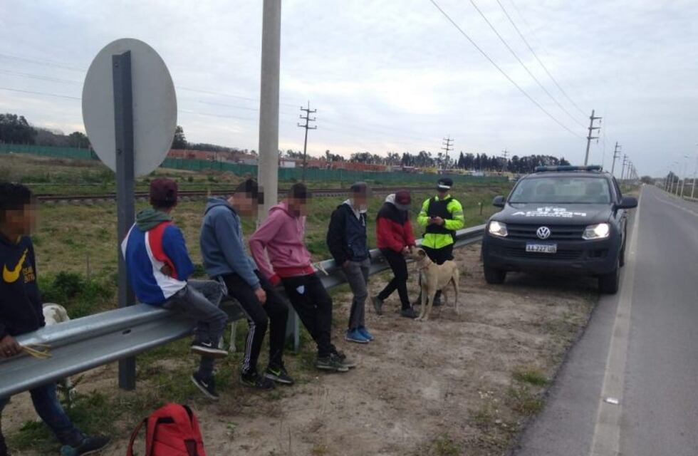 Adolescentes atacaron a piedrazos un camión en la autopista Rosario-Santa Fe y fueron demorados