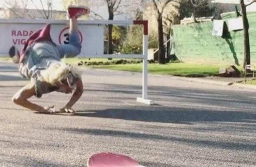 ¡Calculó mal y se la dio contra el asfalto! El tremendo golpazo de Noelia Marzol