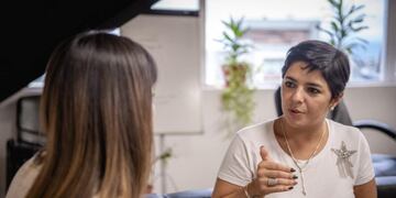 Directora de PAMI, Yesica Garay  junto a Sabrina Marcucci, secretaria de Políticas Sociales, Sanitarias y Derechos Humanos del Municipio