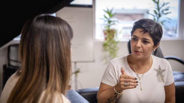 Directora de PAMI, Yesica Garay junto a Sabrina Marcucci, secretaria de Políticas Sociales, Sanitarias y Derechos Humanos del Municipio